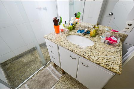 Apartamento à venda com 200m², 4 quartos e 2 vagas Apartamento à venda com 200m², 4 quartos e 2 vagasBanheiro Suíte