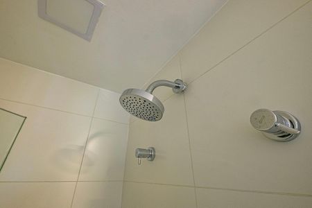 Banheiro de kitnet/studio para alugar com 1 quarto, 23m² em Sumaré, São Paulo