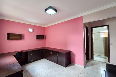 Casa à venda com 212m², 3 quartos e 6 vagasEscritório 