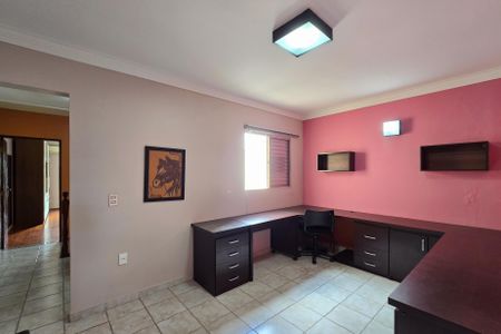 Casa à venda com 212m², 3 quartos e 6 vagasEscritório 