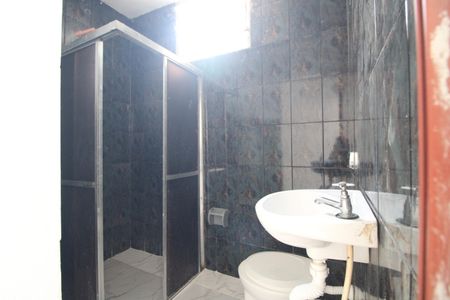 Banheiro da suíte de casa para alugar com 2 quartos, 80m² em Parque Alto do Rio Bonito, São Paulo