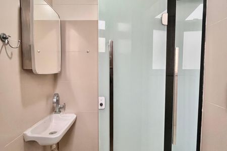 Banheiro de serviço de apartamento para alugar com 3 quartos, 153m² em Copacabana, Rio de Janeiro