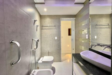 Apartamento para alugar com 153m², 3 quartos e 1 vaga Apartamento para alugar com 153m², 3 quartos e 1 vagaBanheiro social
