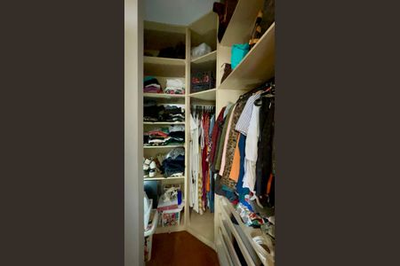 Apartamento à venda com 133m², 3 quartos e 3 vagas Apartamento à venda com 133m², 3 quartos e 3 vagasCloset da suíte