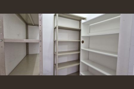 Casa de condomínio à venda com 540m², 5 quartos e 6 vagasDispensa 