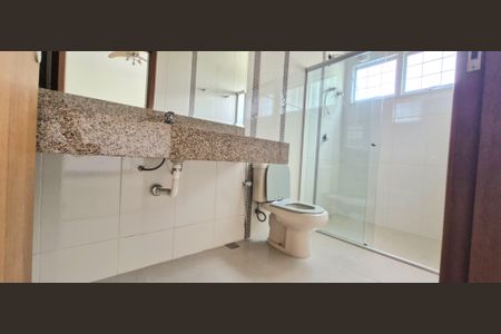 Casa de condomínio à venda com 540m², 5 quartos e 6 vagasBanheiro da Suíte 1