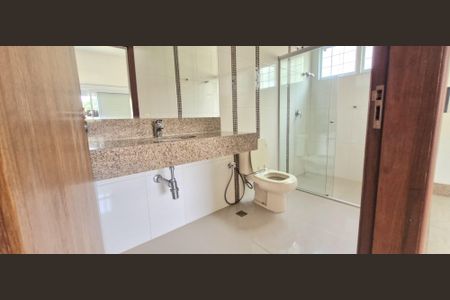 Casa de condomínio à venda com 540m², 5 quartos e 6 vagasBanheiro da Suíte 4