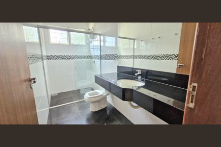 Casa de condomínio à venda com 540m², 5 quartos e 6 vagasBanheiro da Suíte 2