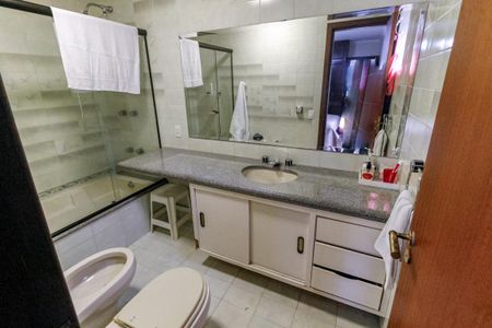 Apartamento à venda com 290m², 4 quartos e 5 vagasBanheiro da Suíte 1