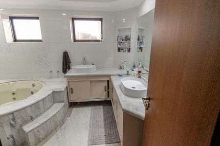 Apartamento à venda com 290m², 4 quartos e 5 vagasBanheiro da Suíte 4