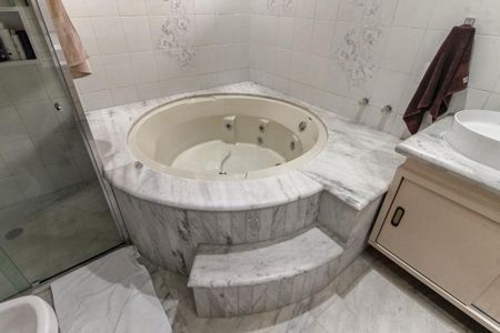Apartamento à venda com 290m², 4 quartos e 5 vagasBanheiro da Suíte 4 - Banheira