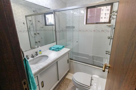 Apartamento à venda com 290m², 4 quartos e 5 vagasBanheiro da Suíte 2