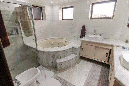 Apartamento à venda com 290m², 4 quartos e 5 vagasBanheiro da Suíte 4