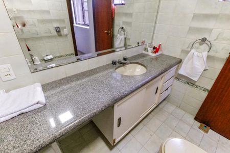 Apartamento à venda com 290m², 4 quartos e 5 vagasBanheiro da Suíte 1