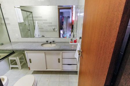 Apartamento à venda com 290m², 4 quartos e 5 vagasBanheiro da Suíte 1
