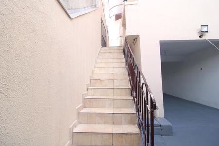 Casa para alugar com 190m², 3 quartos e 2 vagasEscada fundos da casa