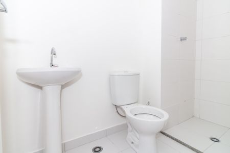 Banheiro de apartamento para alugar com 1 quarto, 24m² em Parque Industrial Tomas Edson, São Paulo