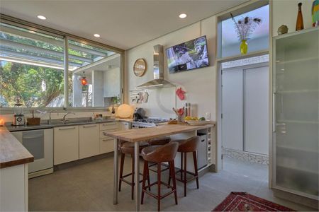 Casa à venda com 5 quartos, 351m² em Granja Julieta, São Paulo