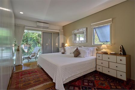 Casa à venda com 5 quartos, 351m² em Granja Julieta, São Paulo