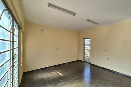 Casa à venda com 180m², 4 quartos e 4 vagasSala de TV