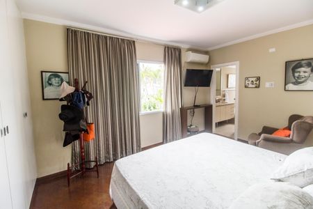 Casa de condomínio à venda com 294m², 4 quartos e 4 vagasSuíte master