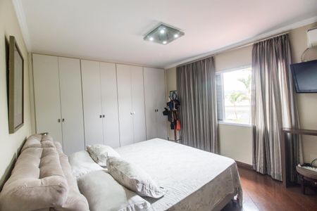 Casa de condomínio à venda com 294m², 4 quartos e 4 vagasSuíte master