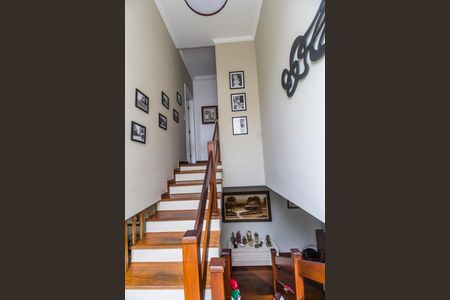 Casa de condomínio à venda com 294m², 4 quartos e 4 vagasEscada