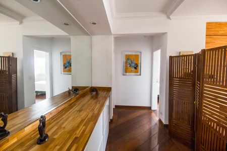 Casa de condomínio à venda com 294m², 4 quartos e 4 vagasCorredor