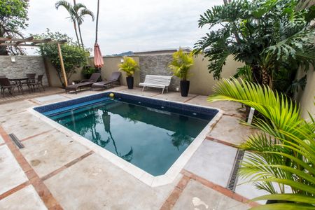 Casa de condomínio à venda com 294m², 4 quartos e 4 vagasPiscina