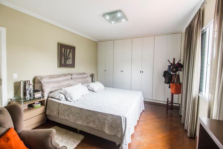 Casa de condomínio à venda com 294m², 4 quartos e 4 vagasSuíte master