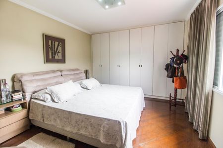 Casa de condomínio à venda com 294m², 4 quartos e 4 vagasSuíte master