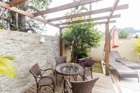 Casa de condomínio à venda com 294m², 4 quartos e 4 vagasQuintal