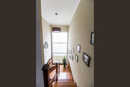 Casa de condomínio à venda com 294m², 4 quartos e 4 vagasEscada