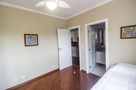 Casa de condomínio à venda com 294m², 4 quartos e 4 vagasSuíte 3