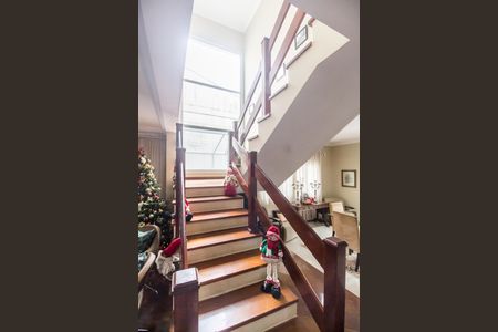 Casa de condomínio à venda com 294m², 4 quartos e 4 vagasEscada