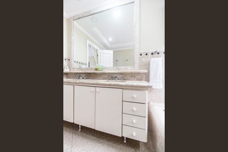 Casa de condomínio à venda com 294m², 4 quartos e 4 vagasBanheiro da Suíte