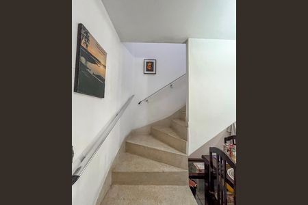 Casa para alugar com 92m², 3 quartos e 1 vaga Casa para alugar com 92m², 3 quartos e 1 vagaEscada