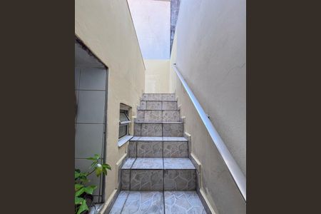 Casa para alugar com 92m², 3 quartos e 1 vaga Casa para alugar com 92m², 3 quartos e 1 vagaEscada