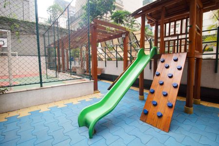 Apartamento para alugar com 156m², 3 quartos e 2 vagas