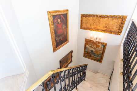 Apartamento para alugar com 360m², 4 quartos e 3 vagas Apartamento para alugar com 360m², 4 quartos e 3 vagasEscadas
