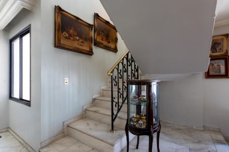 Apartamento para alugar com 360m², 4 quartos e 3 vagas Apartamento para alugar com 360m², 4 quartos e 3 vagasEscadas