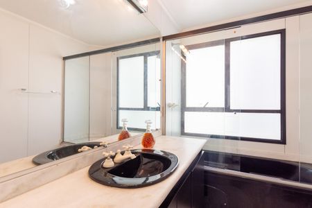 Apartamento para alugar com 360m², 4 quartos e 3 vagas Apartamento para alugar com 360m², 4 quartos e 3 vagasBanheiro