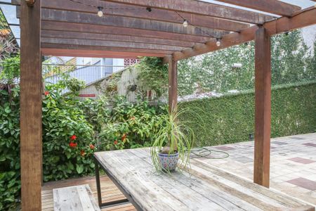 Casa à venda com 160m², 3 quartos e 2 vagas Casa à venda com 160m², 3 quartos e 2 vagasChurrasqueira e Quintal