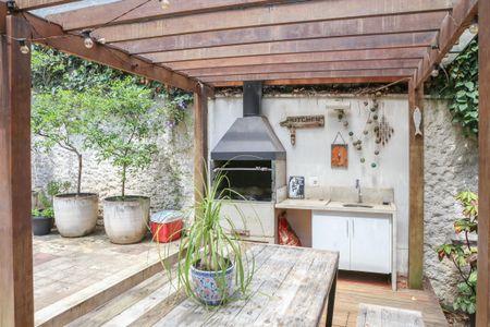 Casa à venda com 160m², 3 quartos e 2 vagas Casa à venda com 160m², 3 quartos e 2 vagasChurrasqueira e Quintal