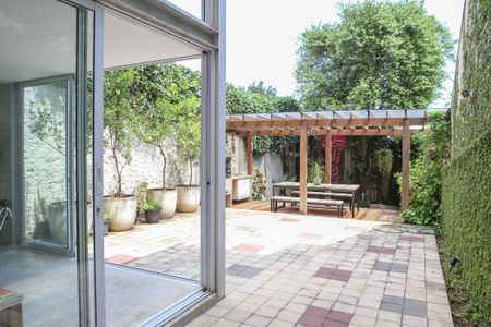 Casa à venda com 160m², 3 quartos e 2 vagas Casa à venda com 160m², 3 quartos e 2 vagasÁrea externa