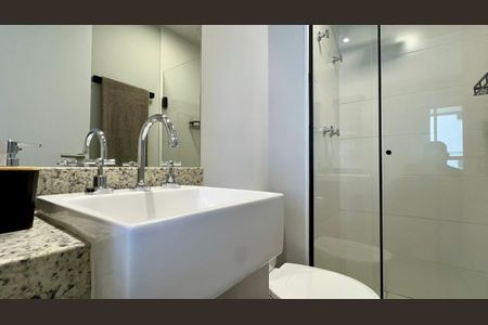 Banheiro de kitnet/studio para alugar com 1 quarto, 25m² em Pinheiros, São Paulo