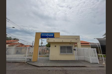Casa de condomínio para alugar com 75m², 2 quartos e 2 vagas Casa de condomínio para alugar com 75m², 2 quartos e 2 vagasFachada