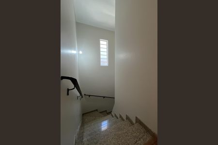 Casa à venda com 281m², 3 quartos e 2 vagasEscada