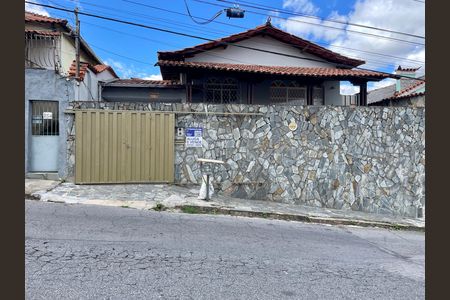Casa para alugar com 336m², 3 quartos e 3 vagasFachada