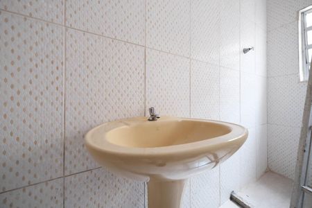 Banheiro de casa para alugar com 1 quarto, 40m² em Jardim Verônia, São Paulo